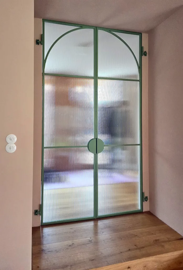 Glas Innentüre mit geriffelten Glas und Metallrahmen