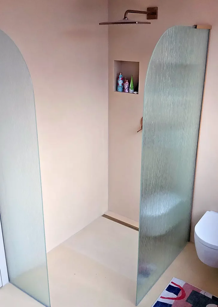 Geriffelte Glasabtrennung Dusche