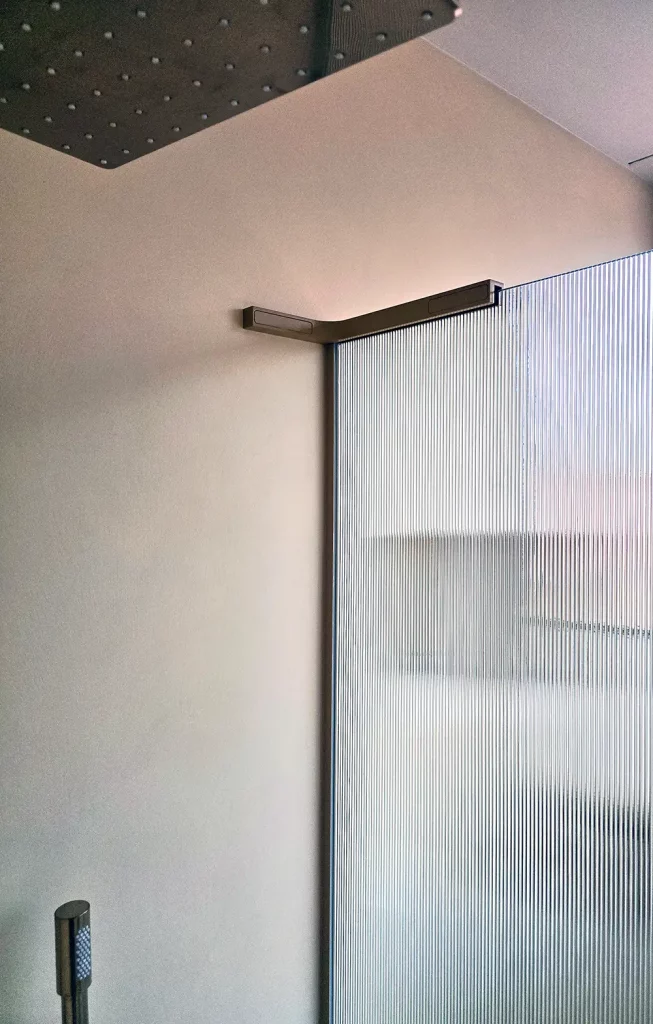 Montage Duschabtrennung Glas geriffelt