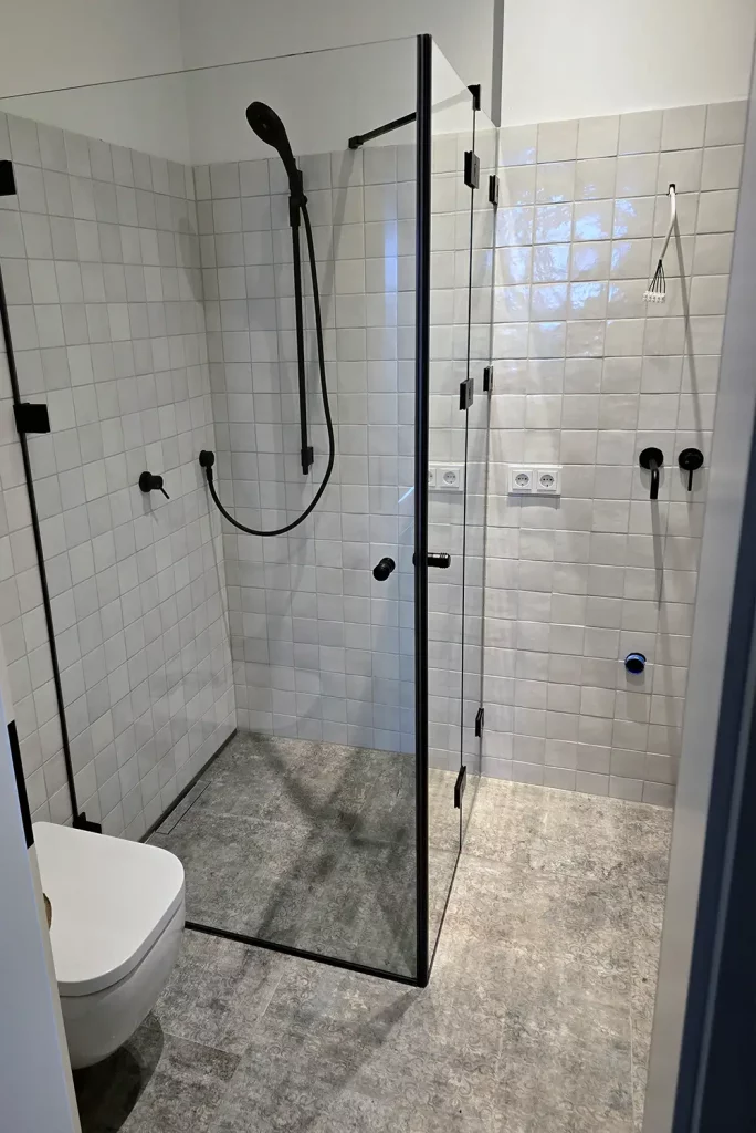 Duschkabine mit schwarz geschlossen