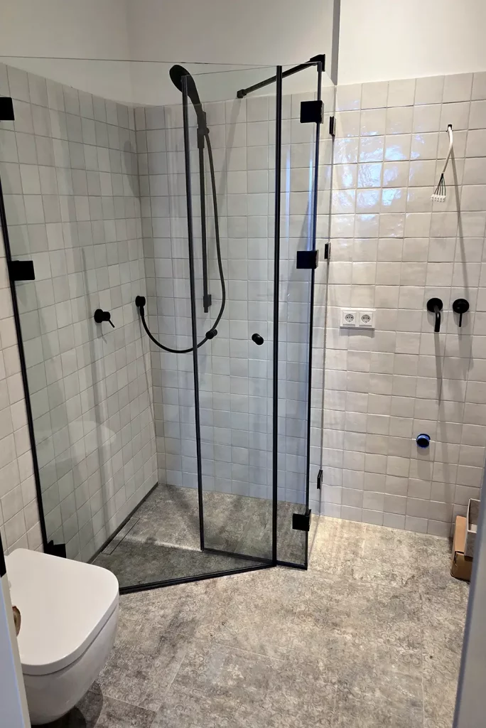 Duschkabine mit schwarz offener Raum