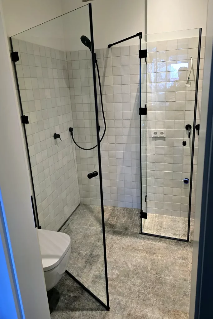 Duschkabine mit schwarz offen